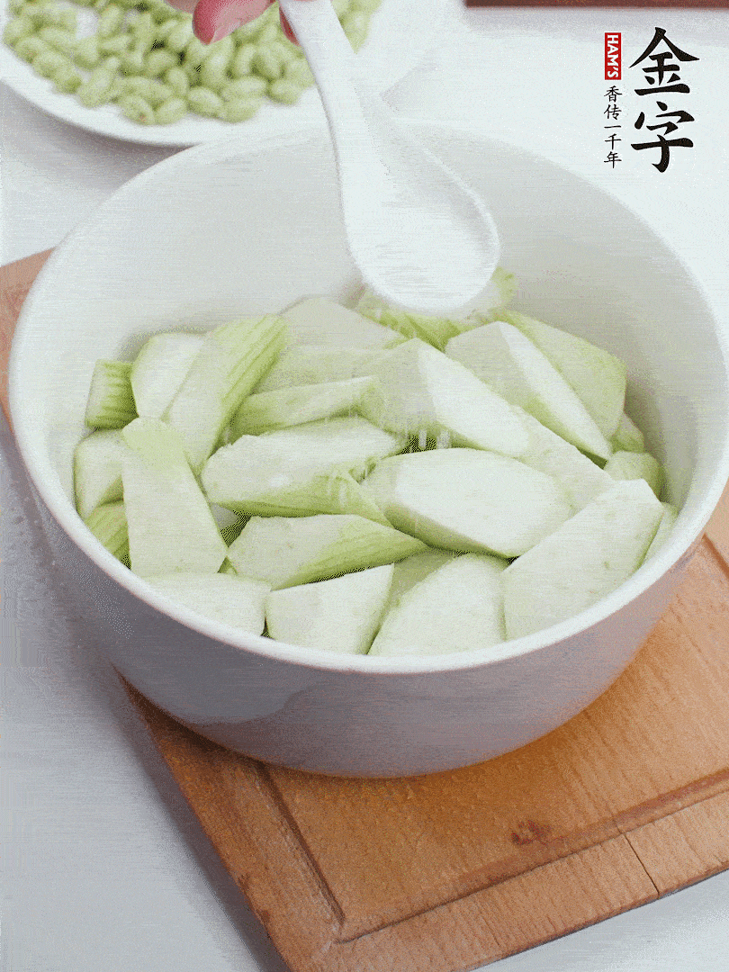 水中加1勺鹽浸泡，防止變黑。