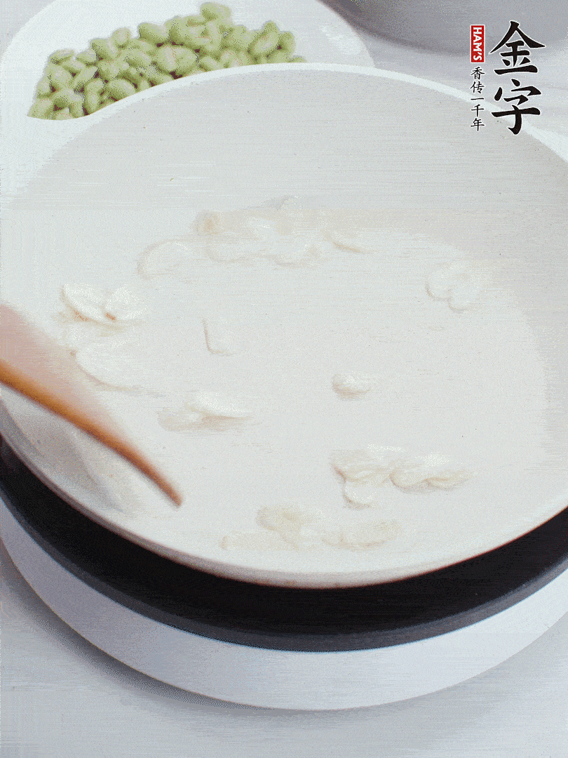 金字淡咸肉煮15分鐘，撈出切片。油5成熱時(shí)，蒜末、咸肉爆香。