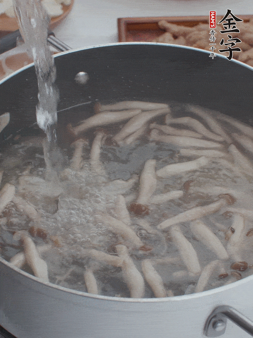 油熱爆香大蔥、蒜末，下蟹味菇炒軟，放清水。