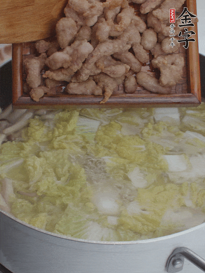 水開后煮10分鐘，下娃娃菜、小酥肉煮3分鐘。