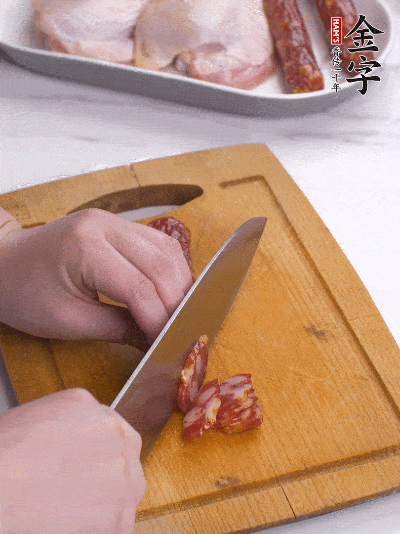 雞大腿去皮去骨切成塊，金字香腸切片，干香菇泡發(fā)切片，小蔥切蔥花。