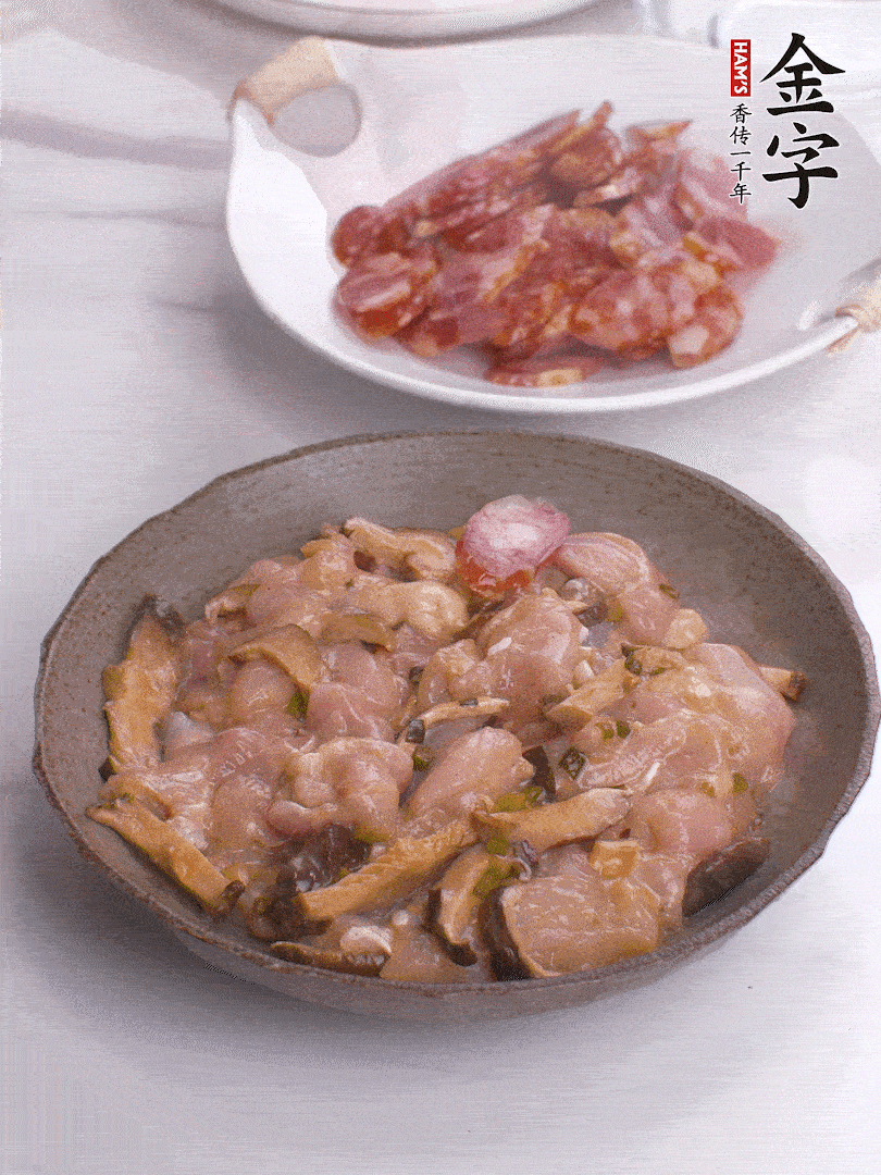 腌制后，雞肉中加淀粉1勺，頂部碼上香腸片。