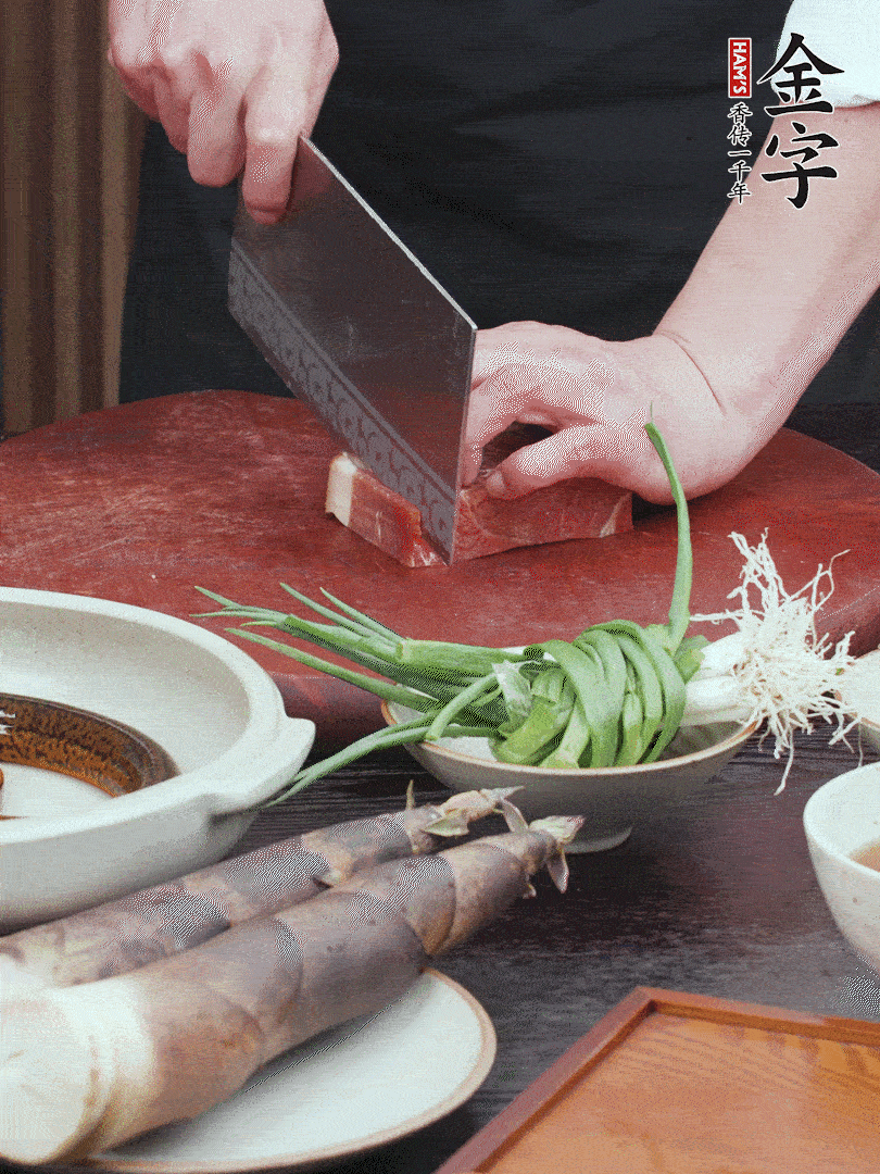 金字火腿切片；姜切片。