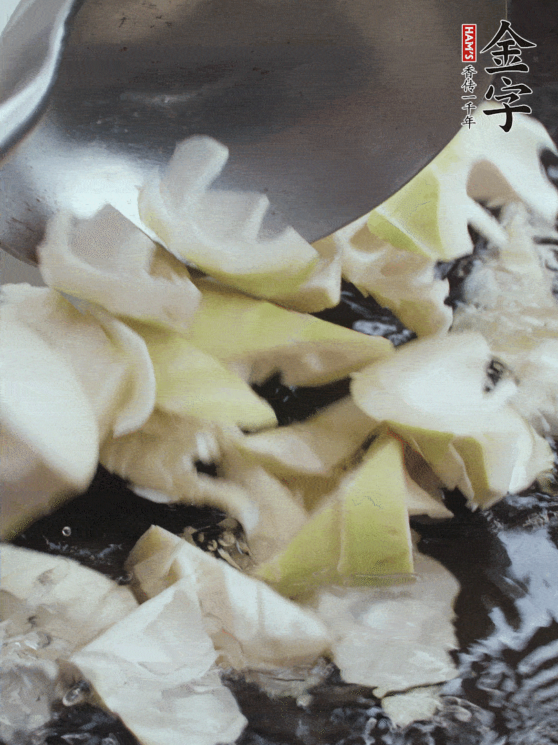 新鮮春筍去老根，剝殼切滾刀塊焯水去澀。