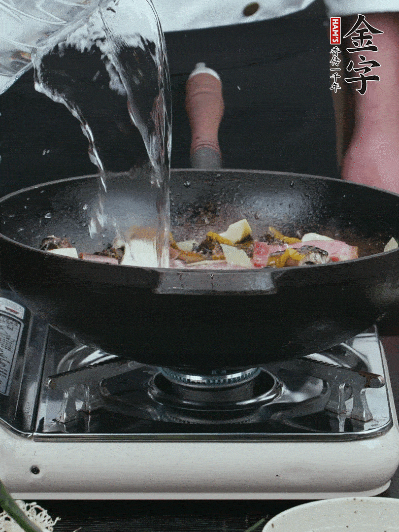 加適量黃酒，倒清水沒過。