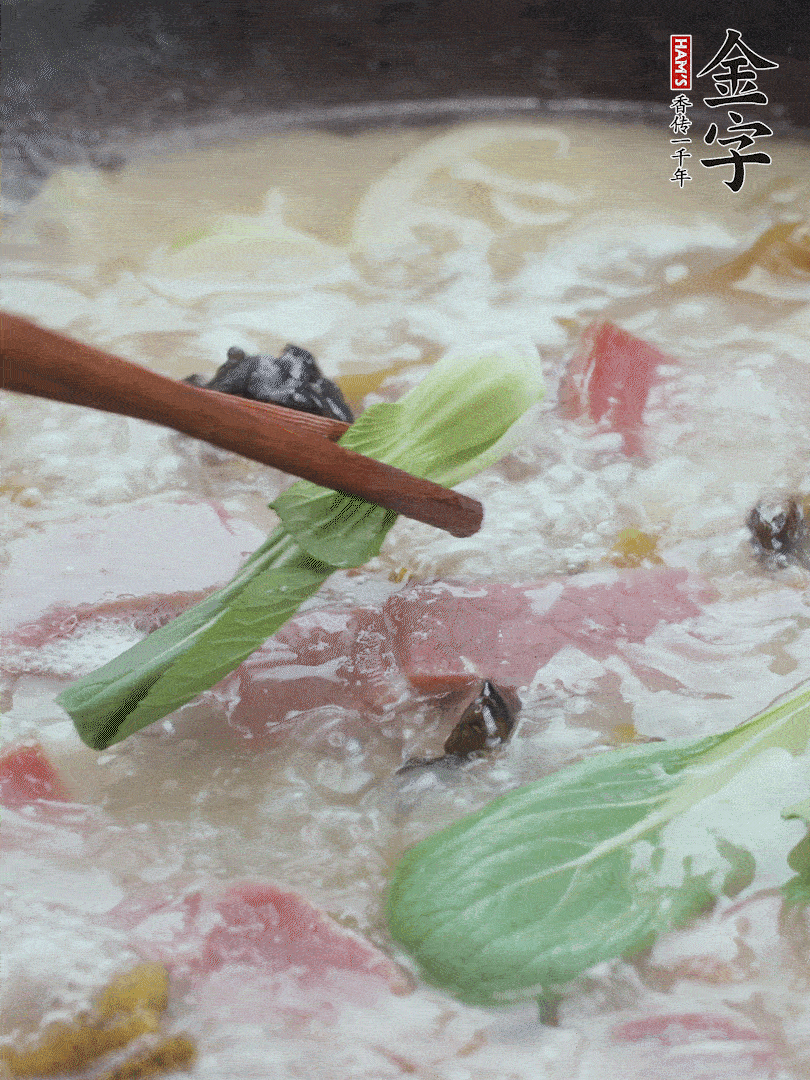 撈出蔥結(jié)，小菜心點(diǎn)綴。