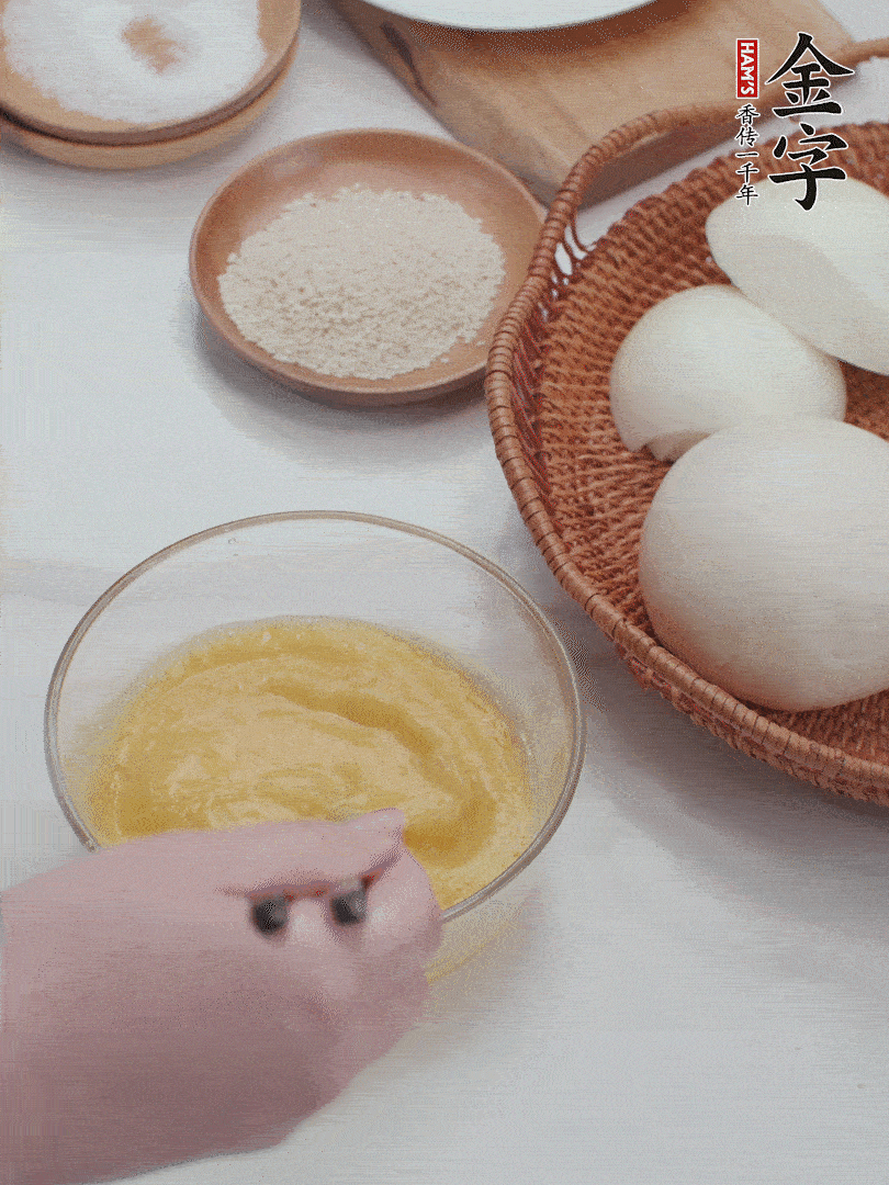 2個(gè)雞蛋加入1小勺鹽、1/2小勺胡椒粉打散。