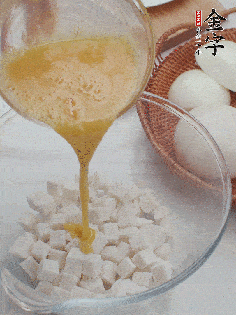 切碎的饅頭丁加入1/3蛋液拌勻。