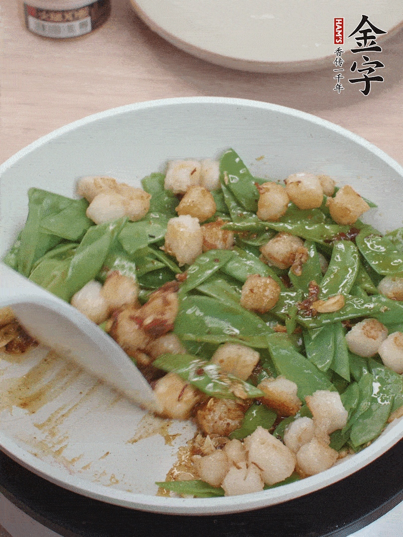 下甜豆莢、鮮貝輕輕翻炒均勻。