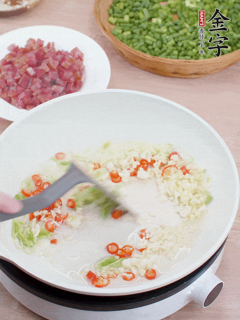 鍋中熱油，蔥姜蒜、小米辣煸香。