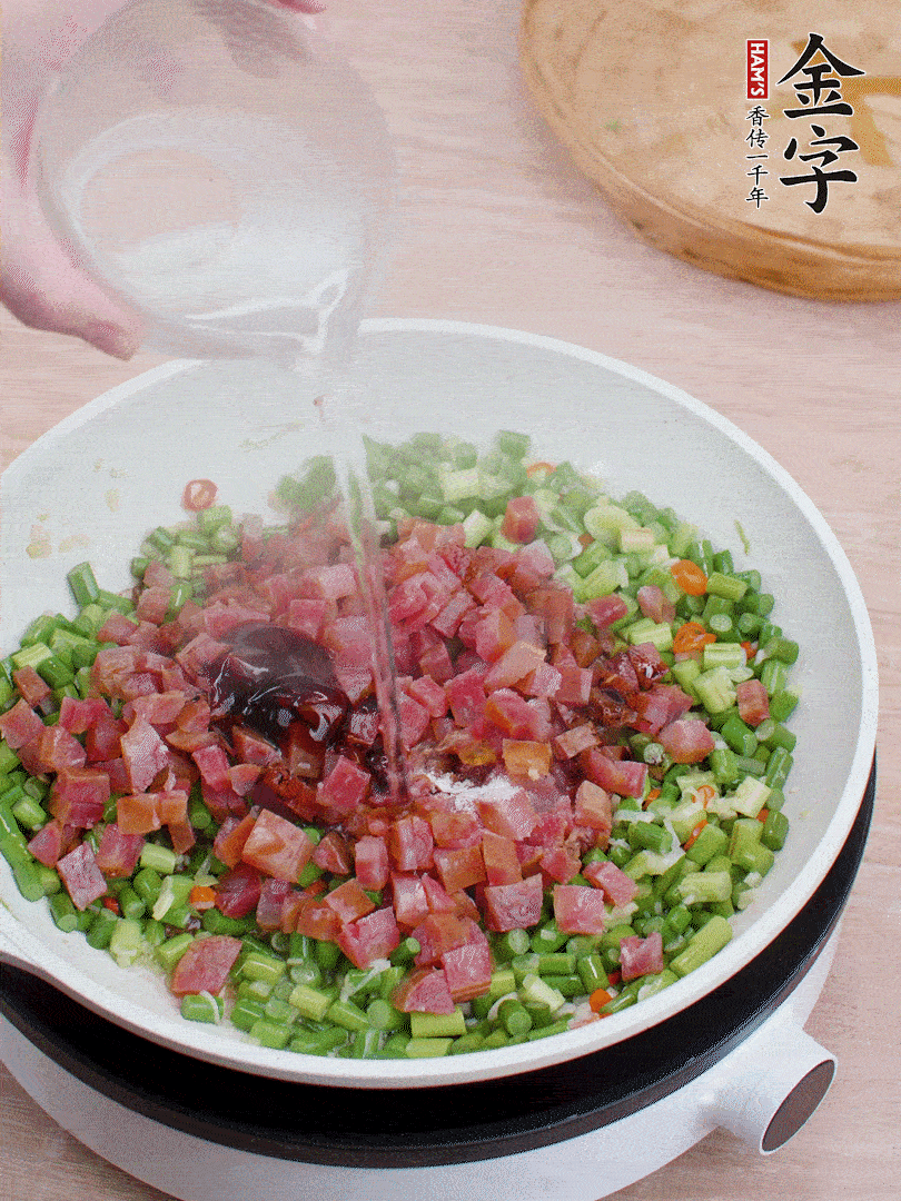 放香腸丁、1勺老抽、1勺蠔油、1/3勺白糖、少許清水炒至斷生。