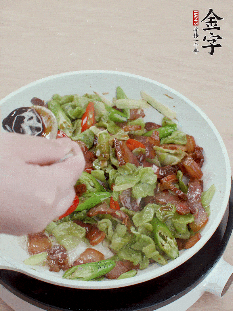 2勺生抽調(diào)味，最后撒蒜葉。