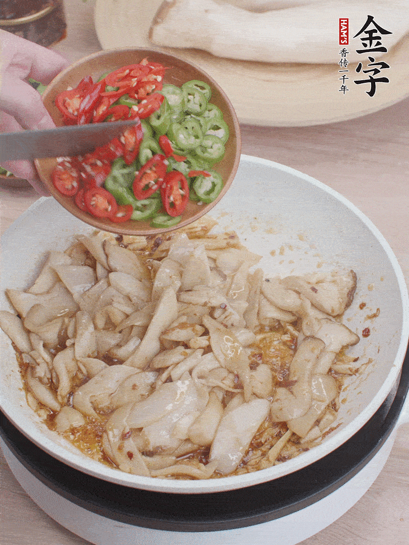 下杏鮑菇、青紅辣椒炒出香味。