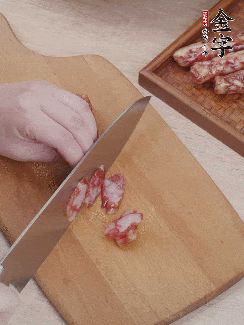 金字香腸斜切片，芹菜切段，小洋蔥切絲，綠菜椒切小塊。