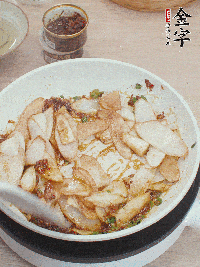 下山藥炒勻，撒蔥花。