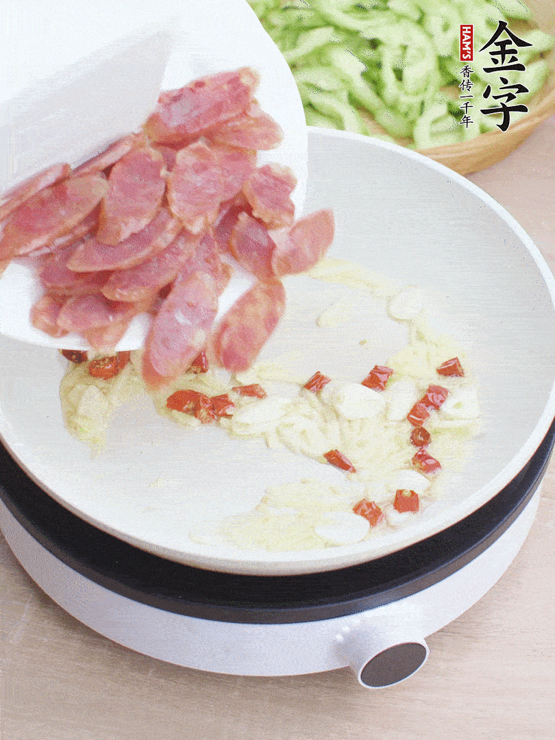 油5成熱時(shí)，姜、蒜、辣椒爆香。