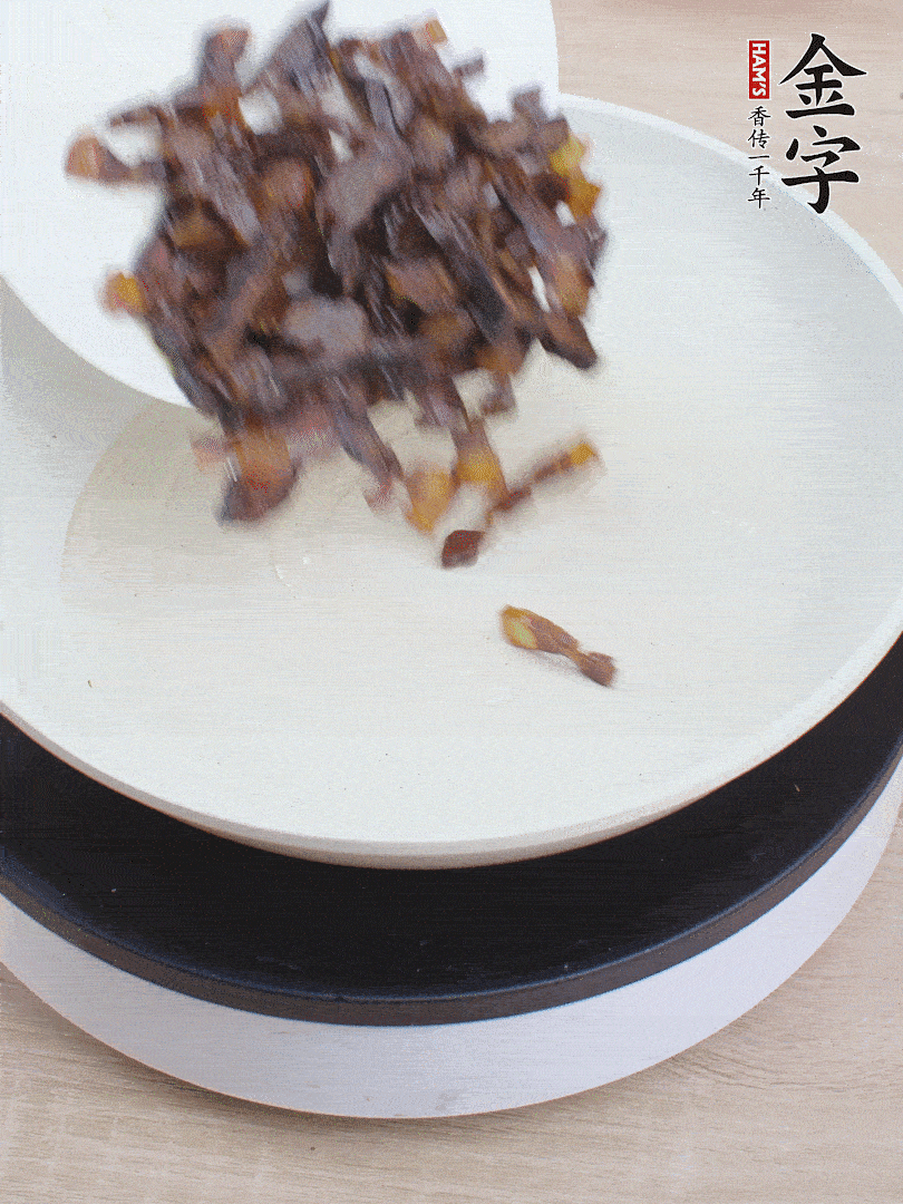 油熱倒醬油肉，編出香味。