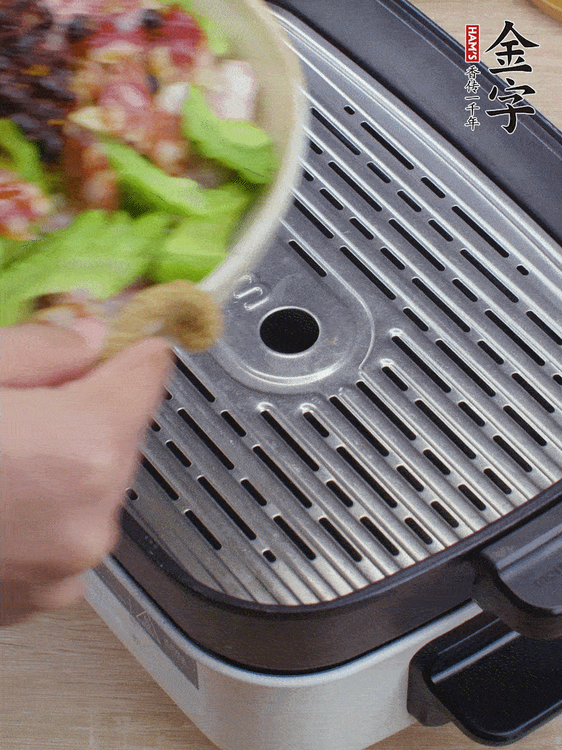 小排、苦瓜、香腸依次碼入，撒上豆豉蒸25分鐘。