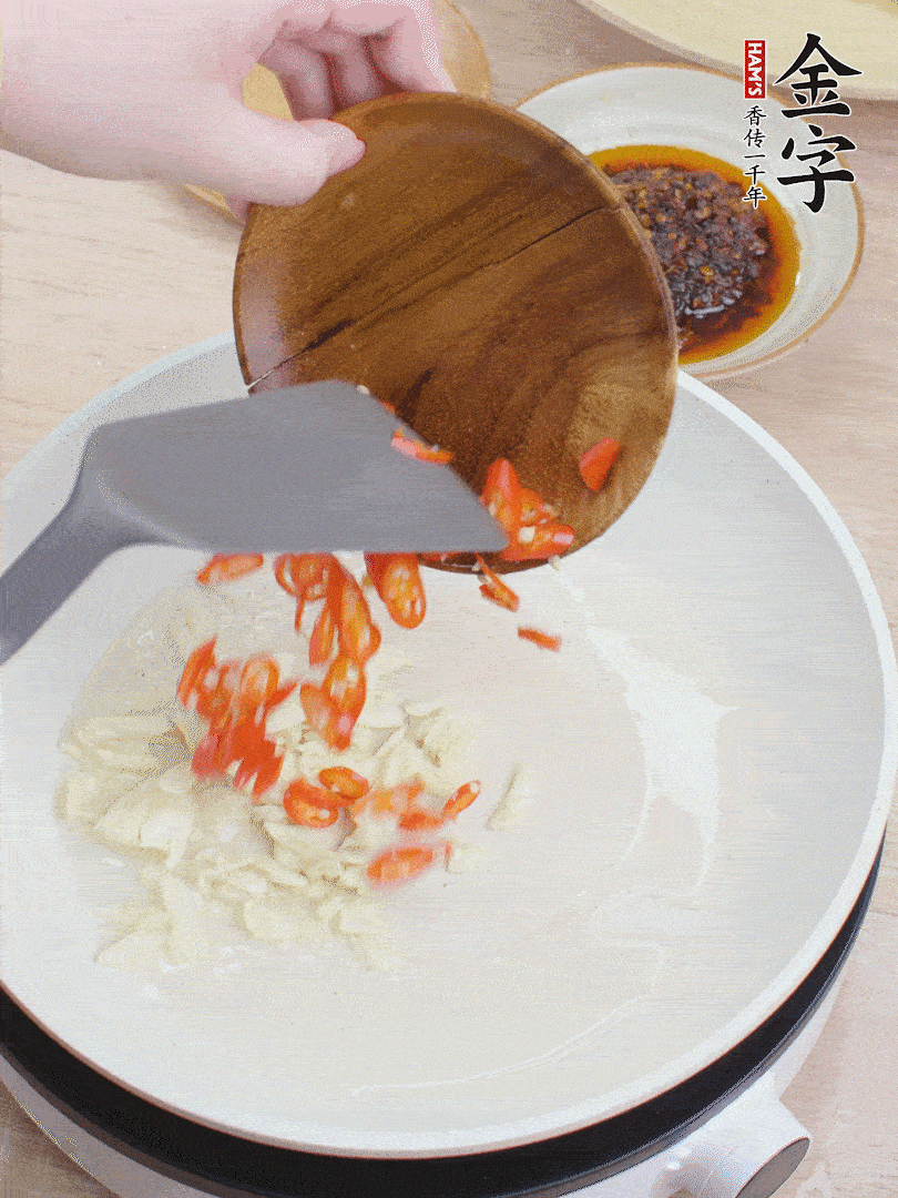 油熱煸香蒜末、辣椒。
