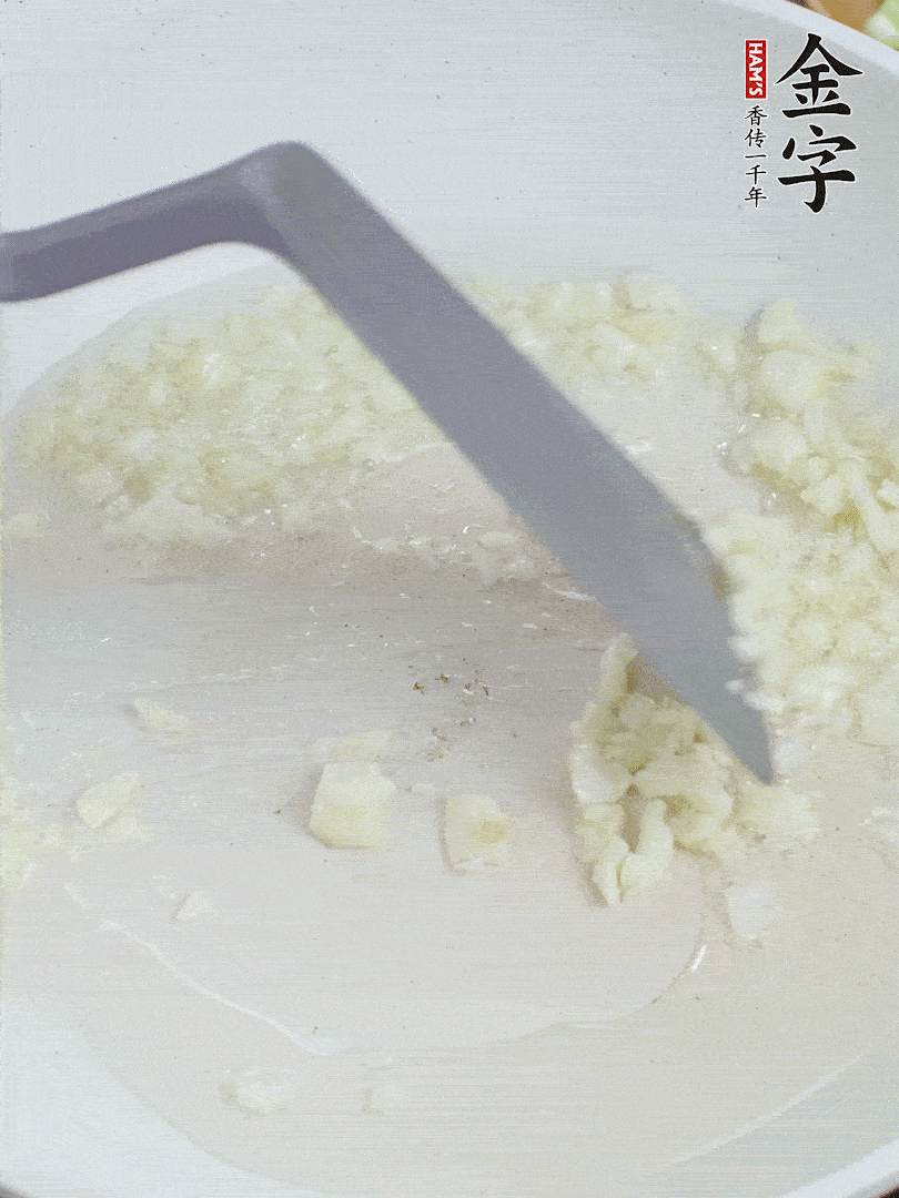 冷鍋熱油，下大蒜煎至兩面微黃。