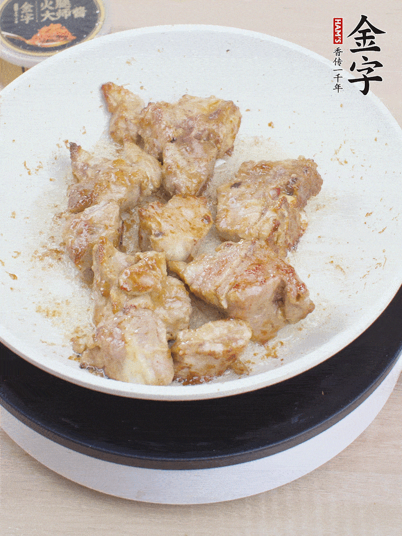 油4成熱，下小排煎炒至邊緣微微發(fā)焦。