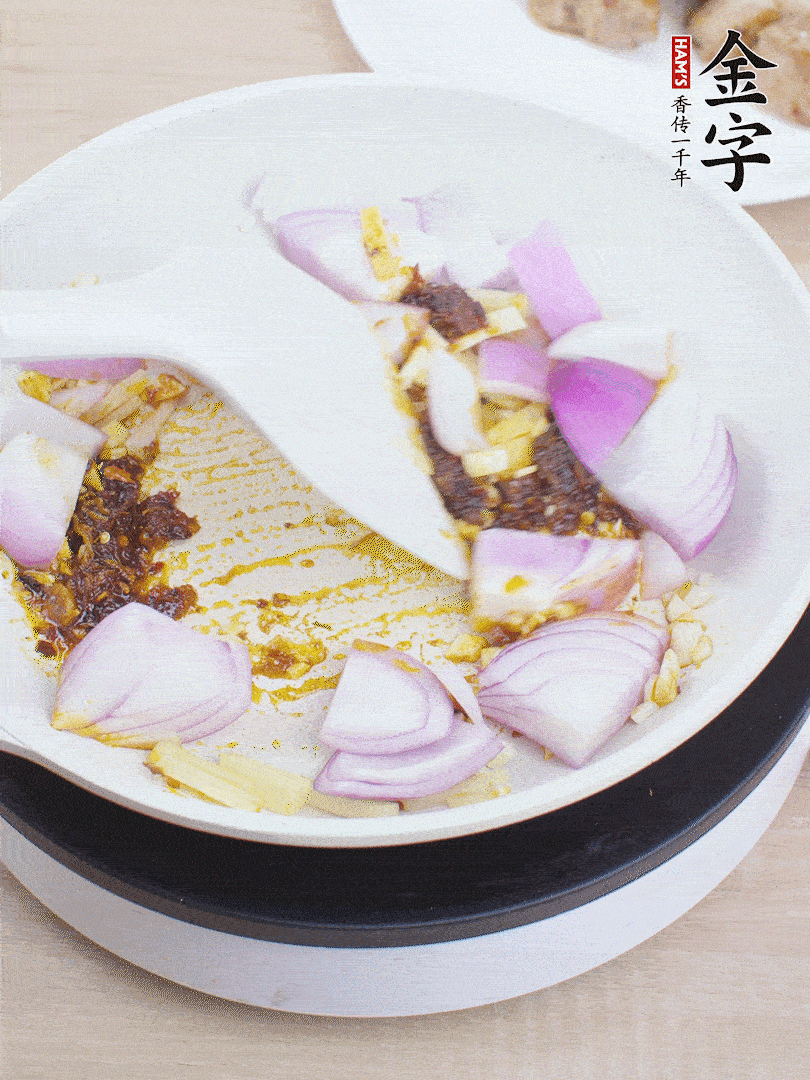 另起一鍋，姜、蒜末、1勺金字火腿大師醬、洋蔥塊炒香。