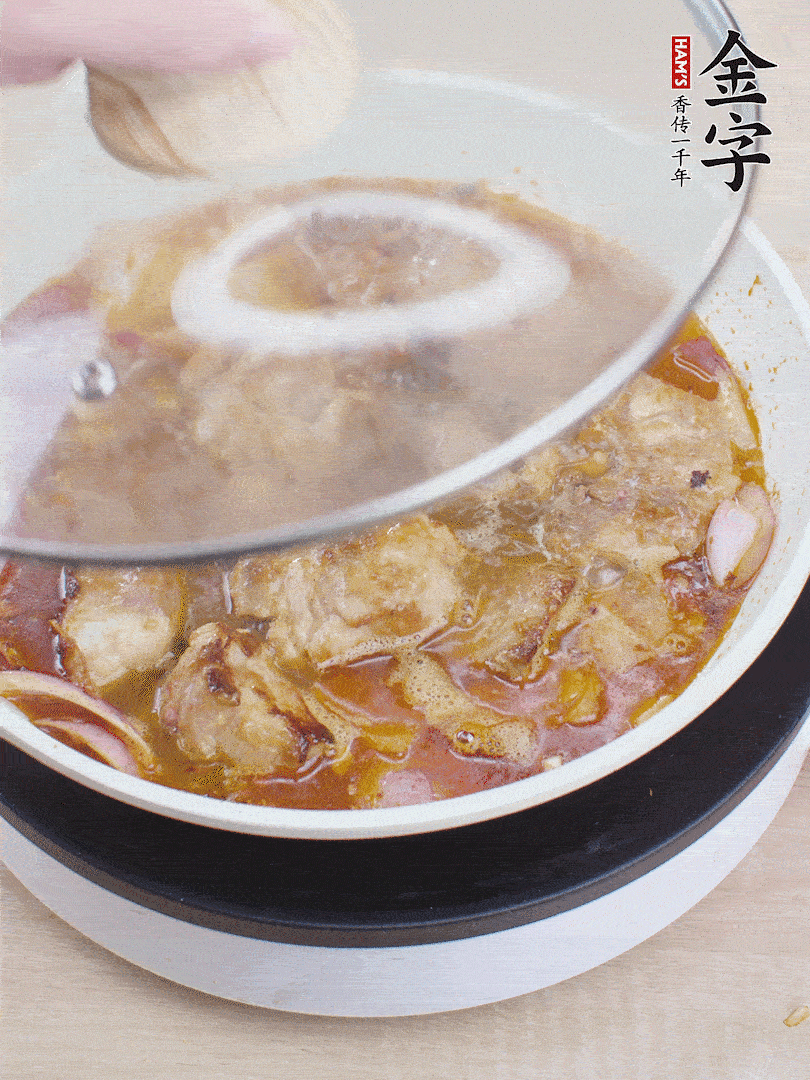 下小排翻炒，加1勺生抽、1點白砂糖和少許水燜2分鐘。