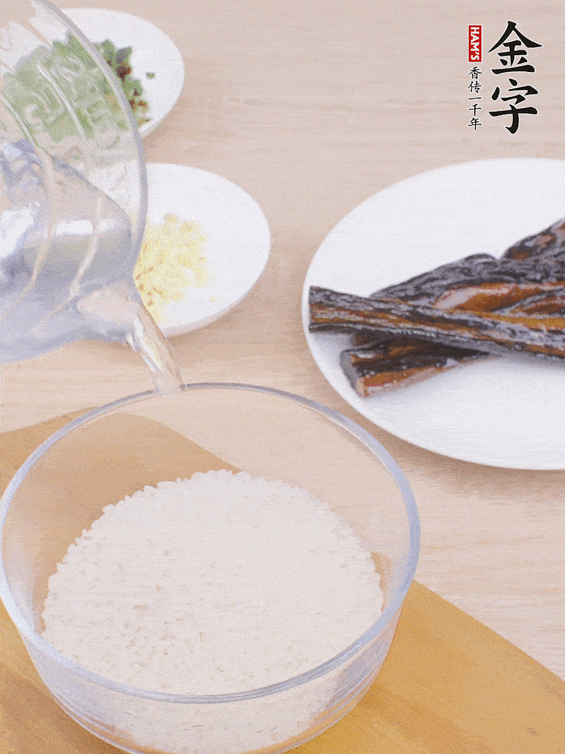 大米提前用清水浸泡1小時(shí)。