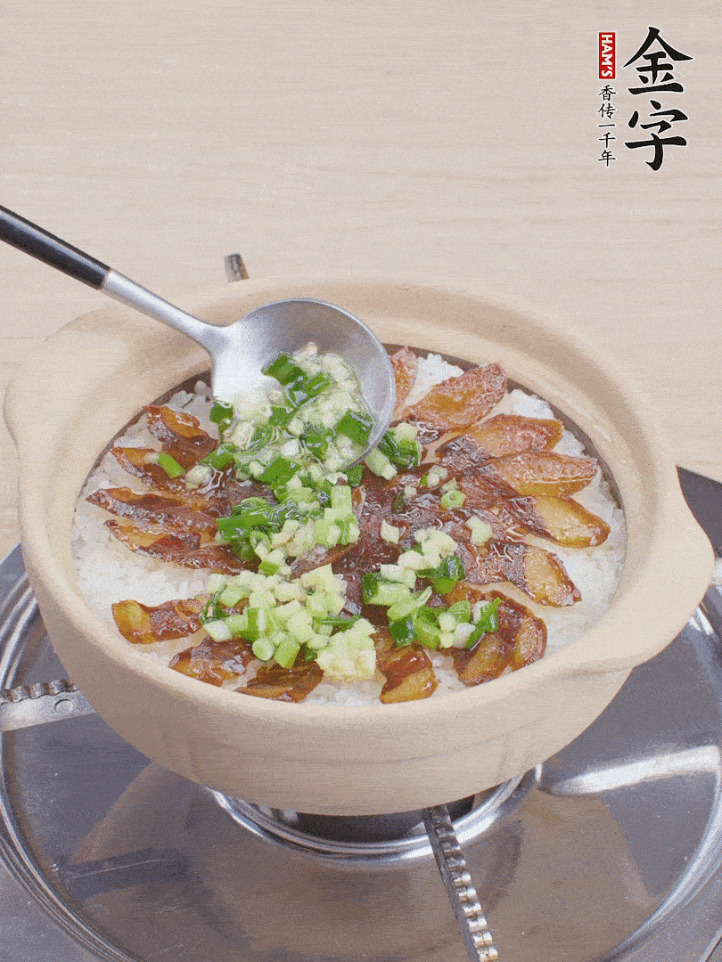 倒蔥姜醬再燜1分鐘。（也可以淋點(diǎn)生抽）