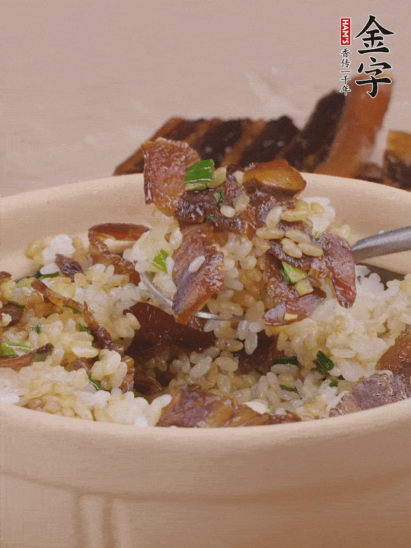 揭蓋后撒點(diǎn)蔥花裝飾，趁熱拌勻。