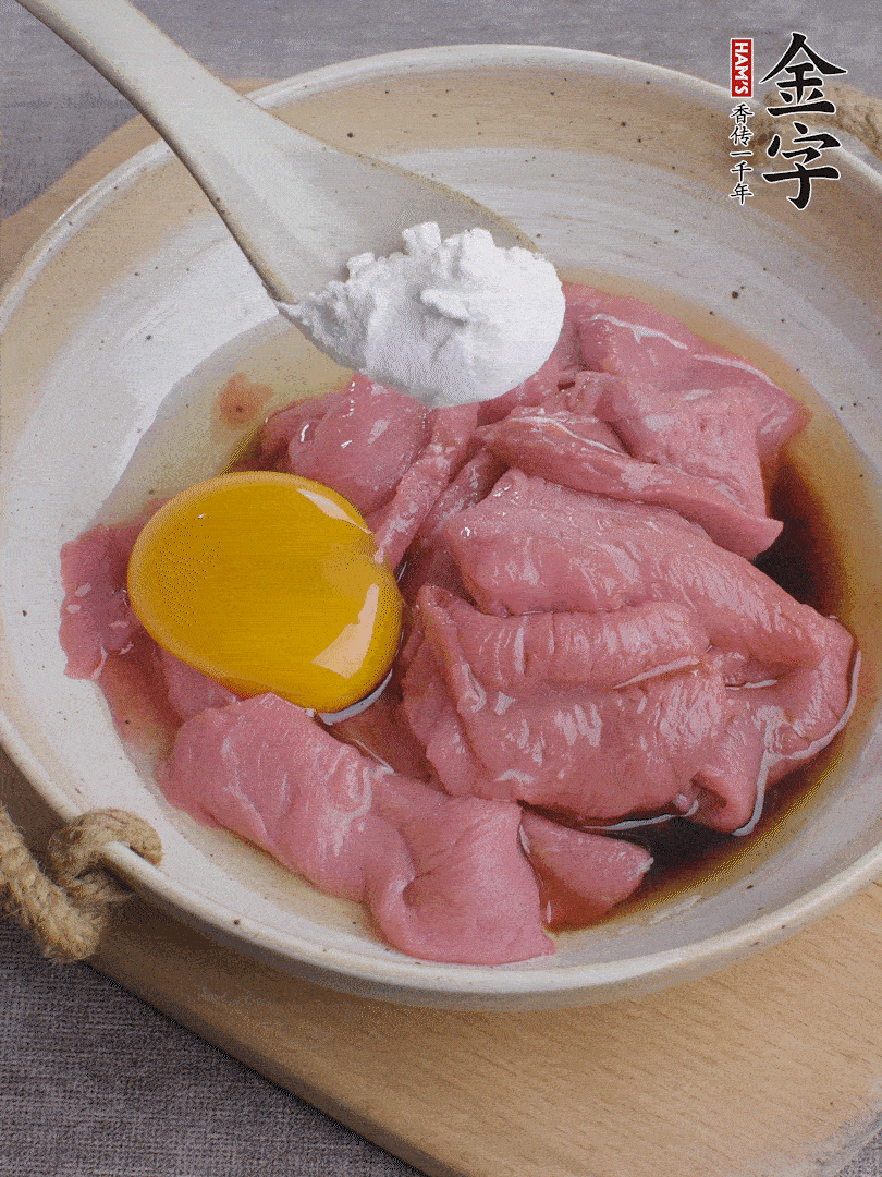 牛肉切片，雞蛋1個(gè)、水2勺、料酒1/2勺、生抽1/2勺、生粉1勺腌15分鐘。