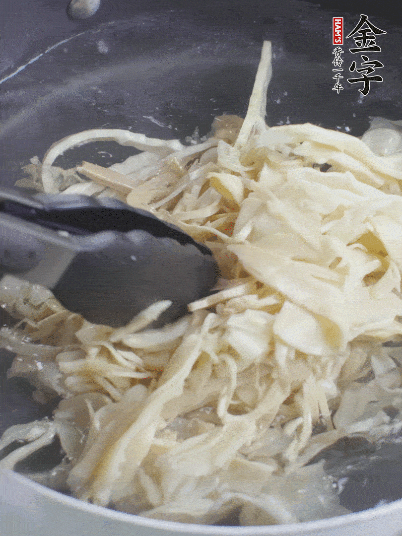 糯米筍焯水1分鐘，過(guò)涼水，擠干水份。