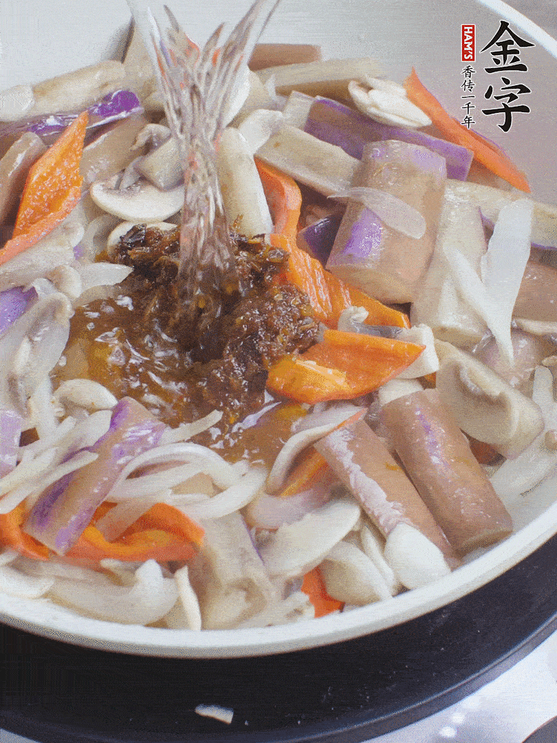 下茄子、口蘑，淋入料汁，加熱水份收干。