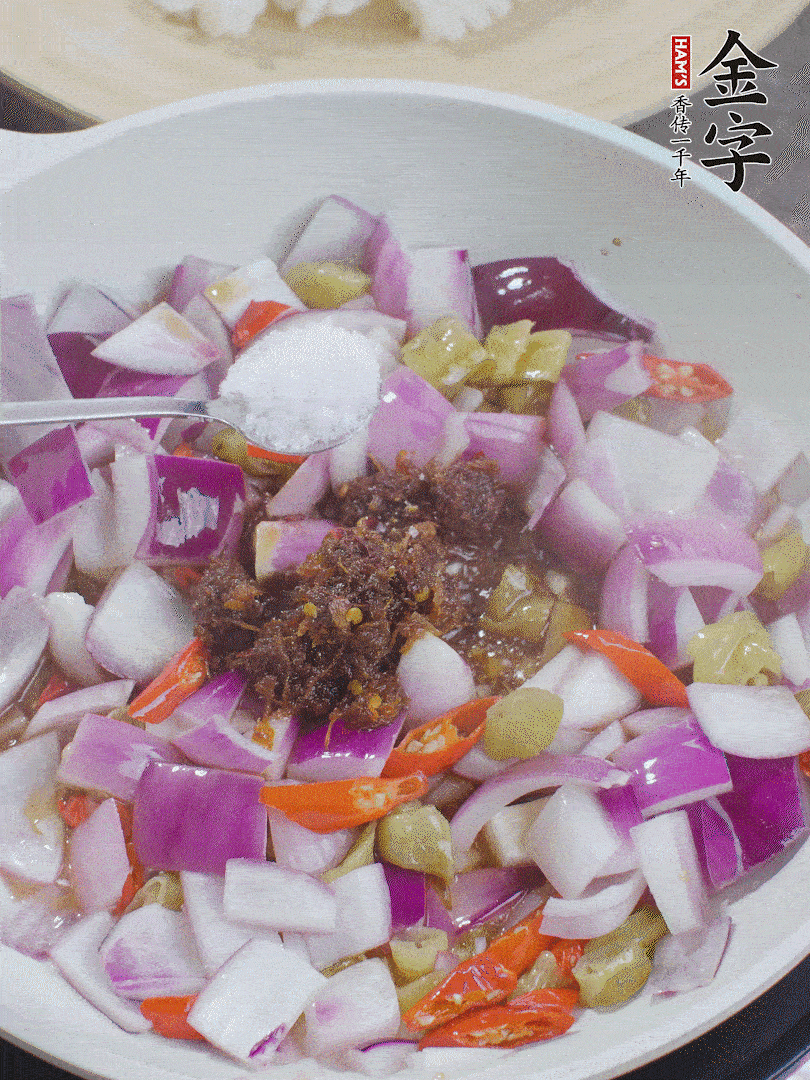 加1大勺金字火腿大師醬、2勺生抽、1勺糖，翻炒。