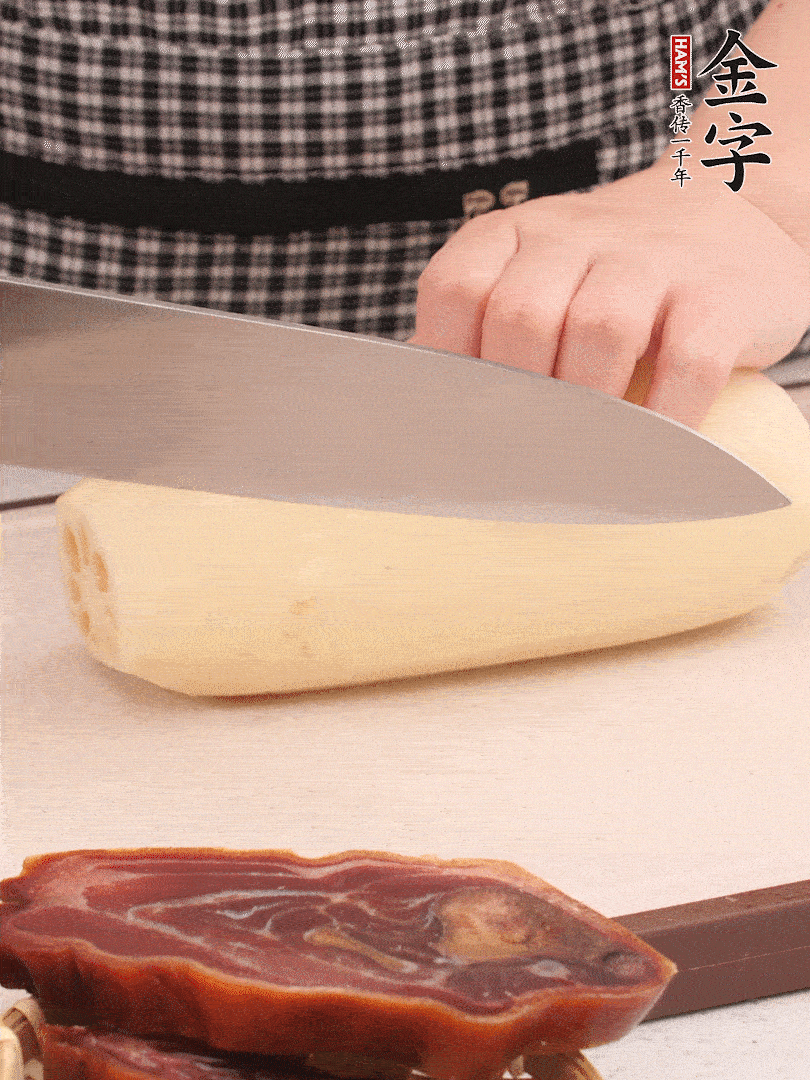 蓮藕削皮切塊。