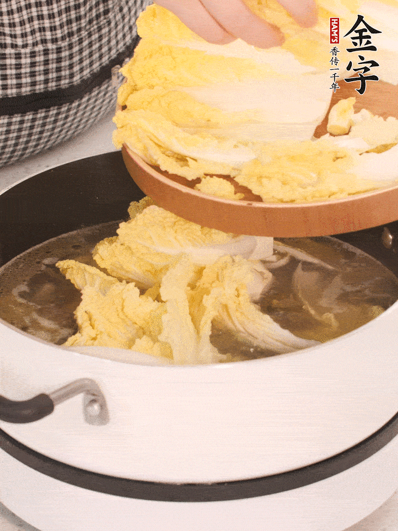 放入娃娃菜、金針菇再燉煮5分鐘。