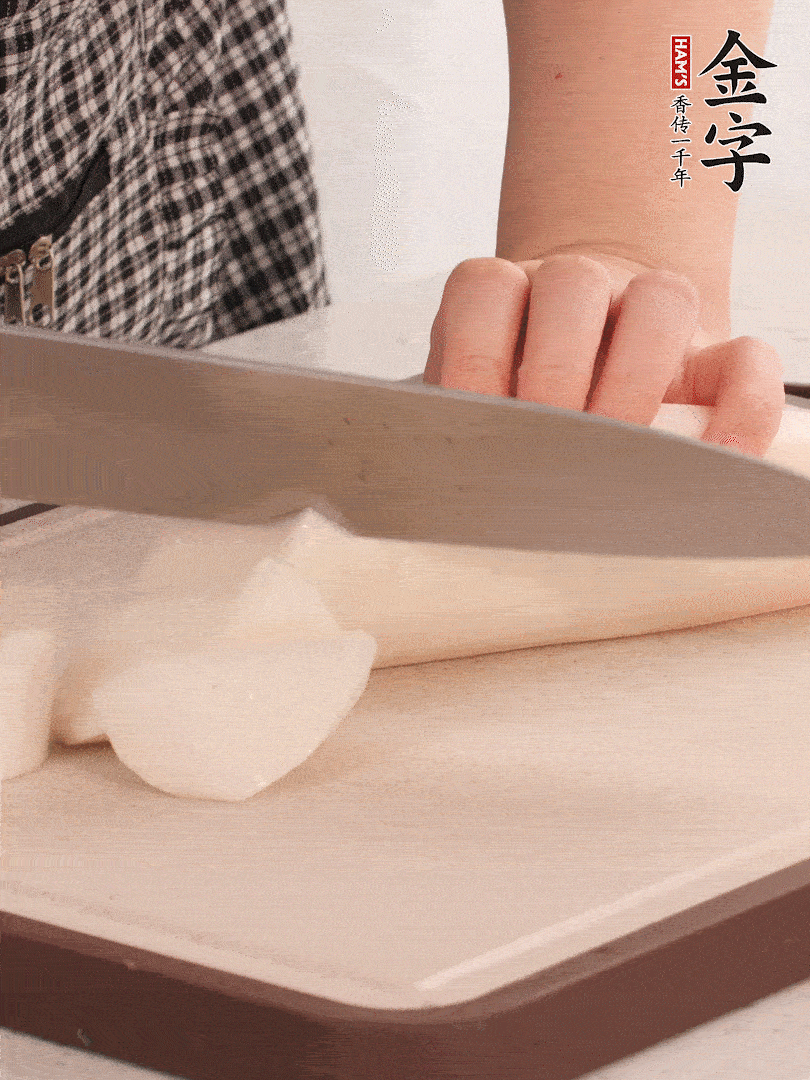 蘿卜切塊，火腿切片。