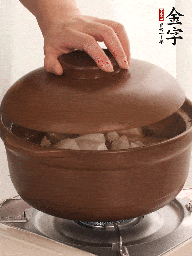 倒沒過食材的熱水，大火燒開。蓋上蓋子轉(zhuǎn)中小火，燉15-20分鐘。等蘿卜煮到喜歡的軟爛度就可以關(guān)火。