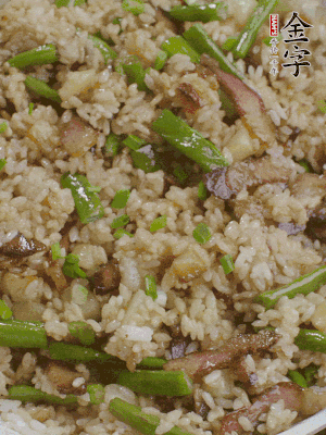 淋一點(diǎn)生抽、蠔油，撒蔥花。