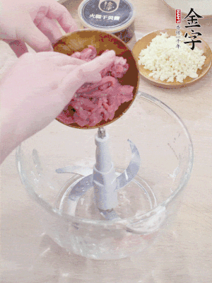 牛肉攪成牛肉泥。