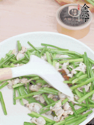 再下花蛤肉、1勺金字火腿干貝醬翻炒攪勻。