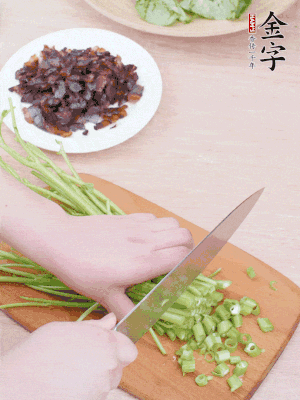 空心菜摘掉葉子，菜梗切成丁。