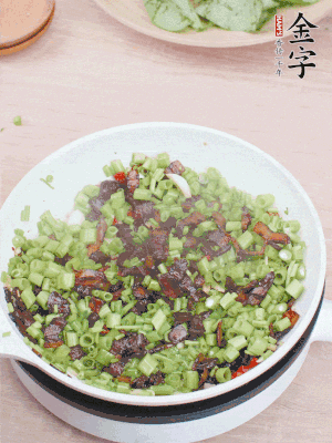 1勺生抽、1勺蠔油、1點點白糖調(diào)味。