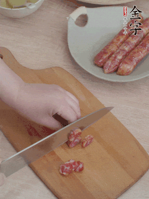 香腸切片。（圓片一點，不用很斜）