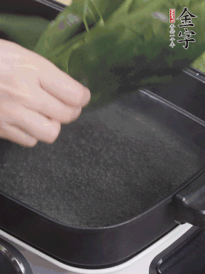 粽葉入沸水煮1分鐘，翻面再煮1分鐘，清洗干凈加水浸泡。