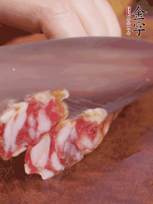 金字香腸斜切成大片。