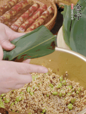 粽葉往下折，完全蓋住，兩側(cè)捏緊。