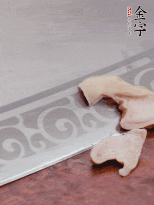 橫向一分為二，均勻切絲。