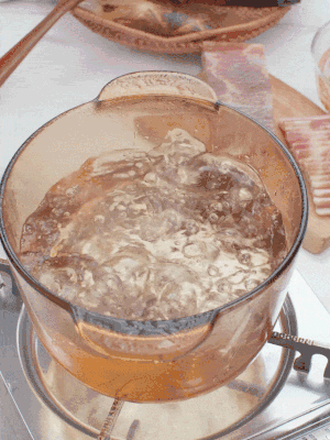 春筍切片焯水3分鐘，去除草酸澀味。