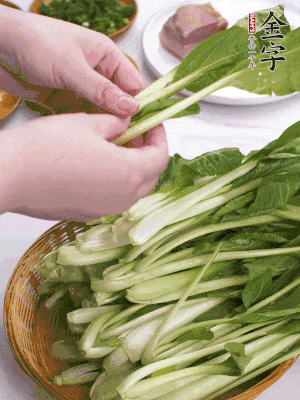 小青菜掰成一片片。